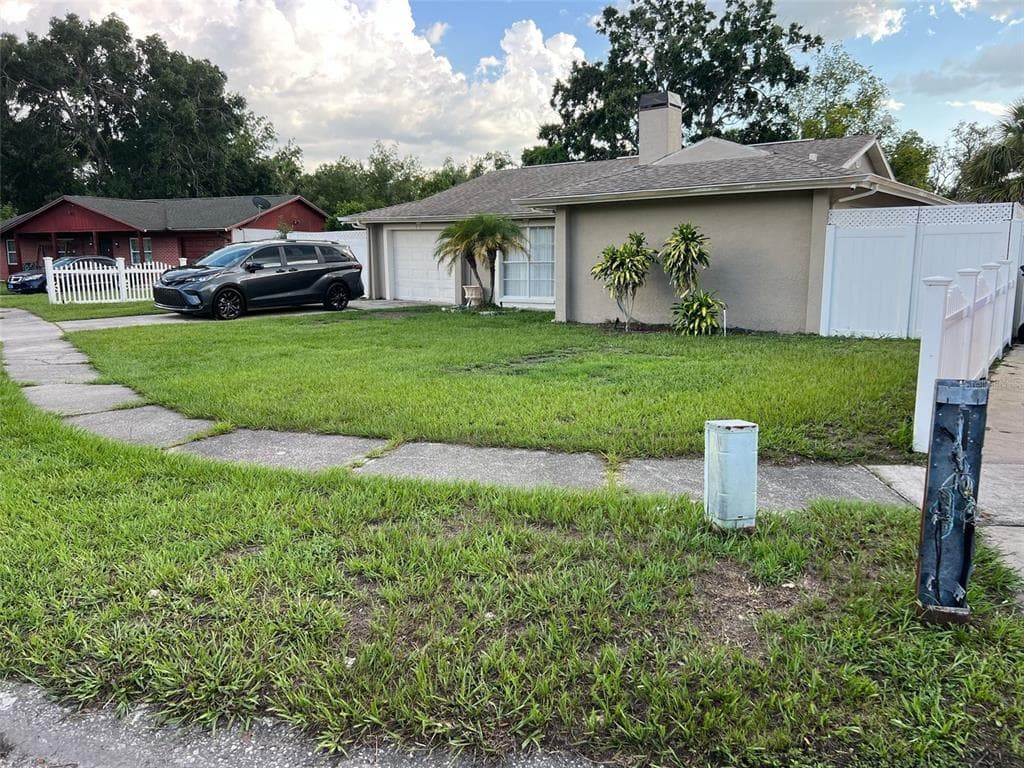 8010 WOODVINE PLACE TAMPA, FL 33615