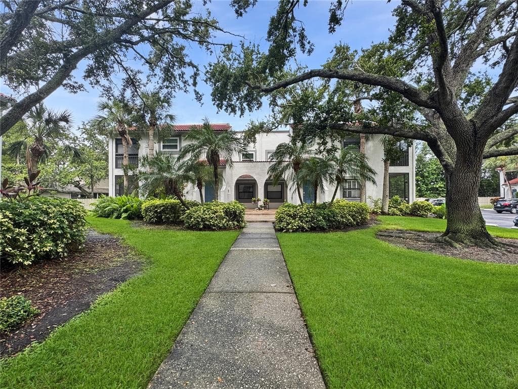 484 SANTA CRUZ PLACE NE UNIT D ST PETERSBURG, FL 33703