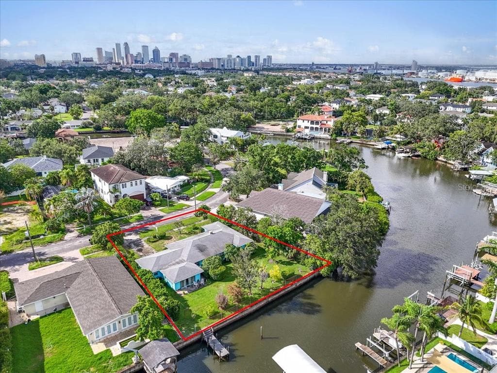 545 SUWANEE CIRCLE TAMPA, FL 33606