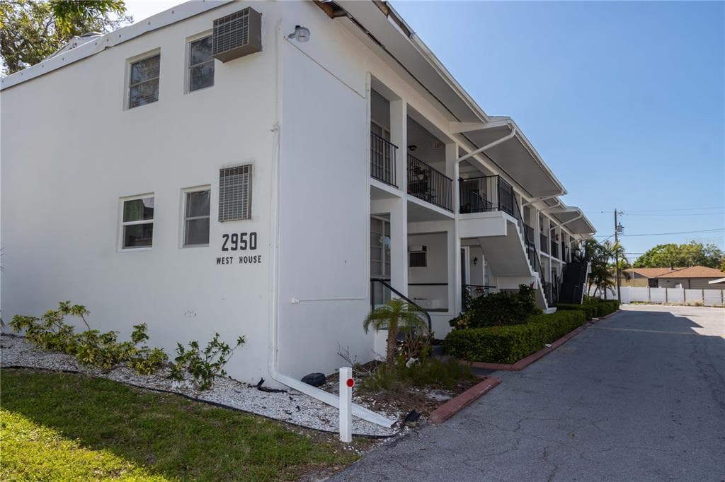 2950 WEST BAY DRIVE UNIT B5 BELLEAIR BLUFFS, FL 33770