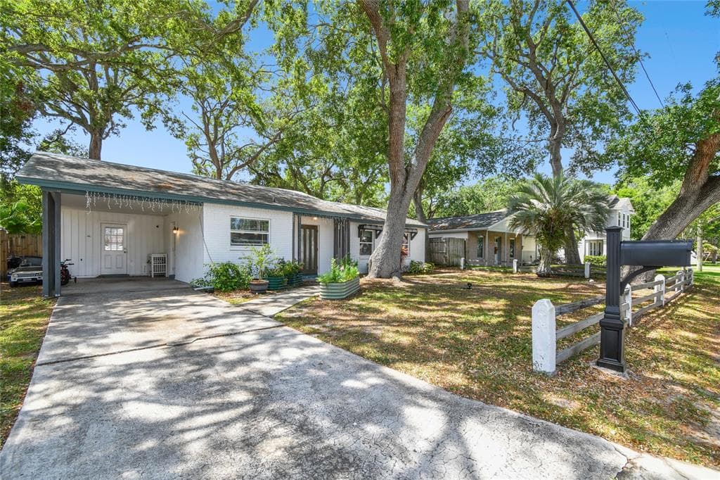 3202 W COACHMAN AVENUE TAMPA, FL 33611