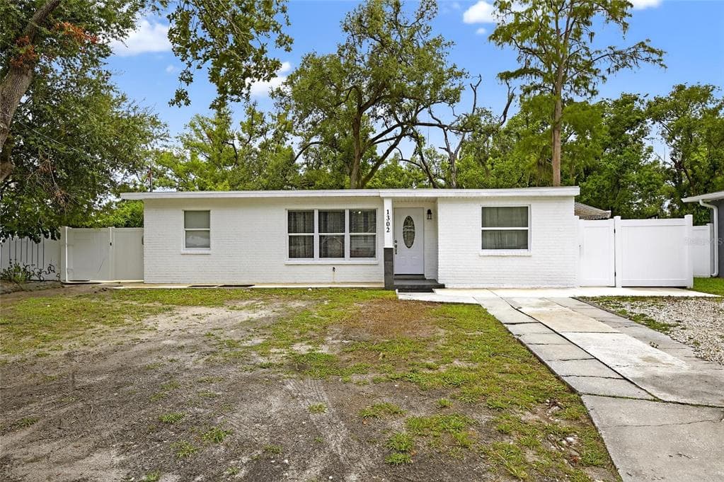 1302 W HOLLYWOOD STREET TAMPA, FL 33604