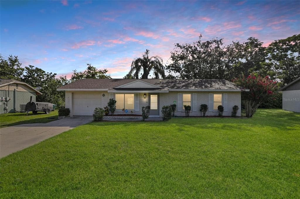 923 APRIL HILLS BOULEVARD LADY LAKE, FL 32159