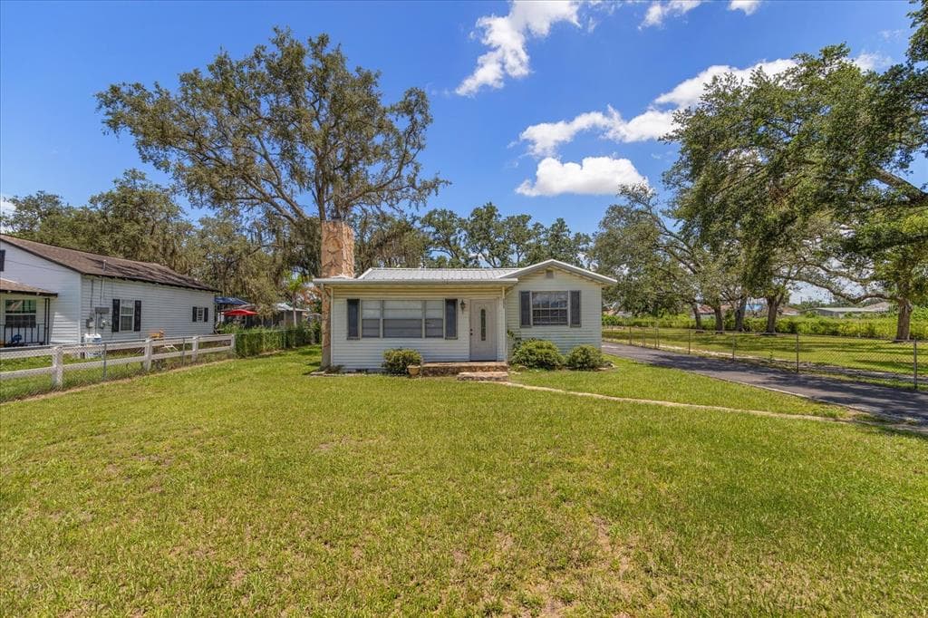 6923 W MOHAWK AVENUE TAMPA, FL 33634