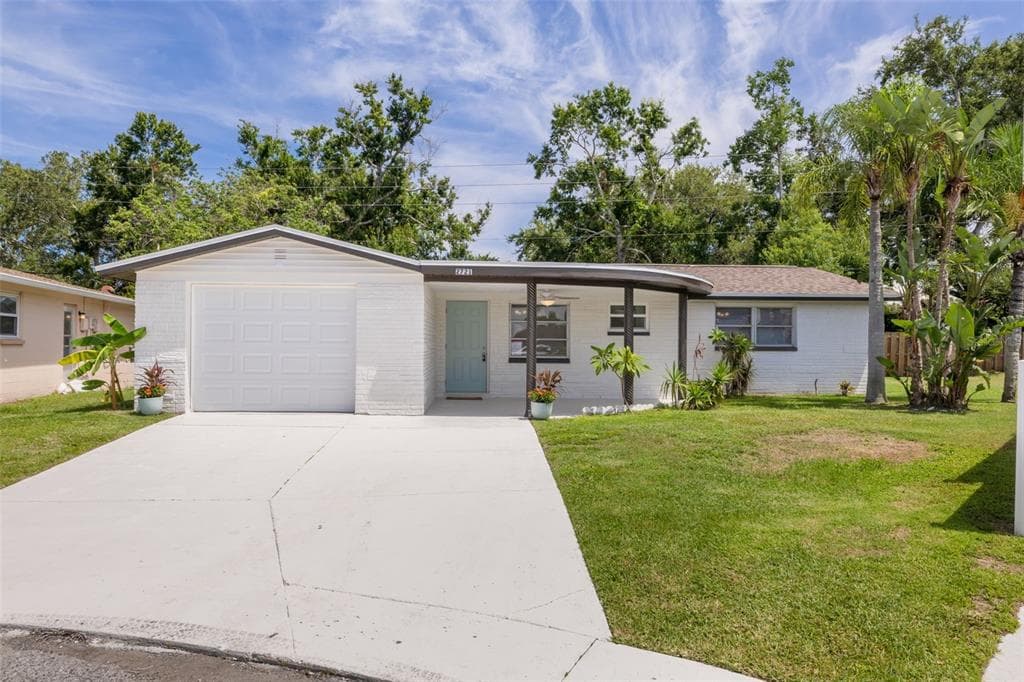 2721 LAWN PLACE HOLIDAY, FL 34691