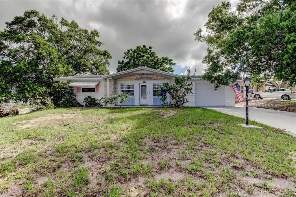 4017 MOOG ROAD HOLIDAY, FL 34691