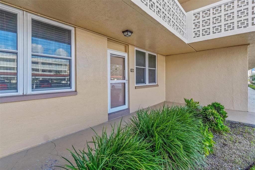 4915 BAY STREET NE UNIT 123 ST PETERSBURG, FL 33703