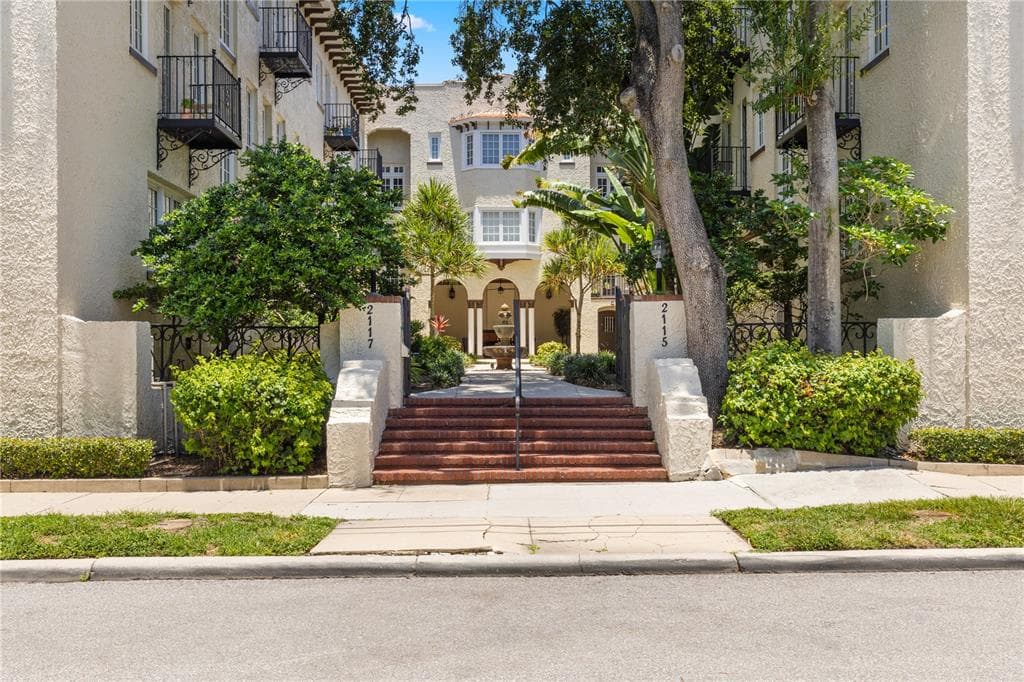 2117 W DEKLE AVENUE UNIT B1 TAMPA, FL 33606