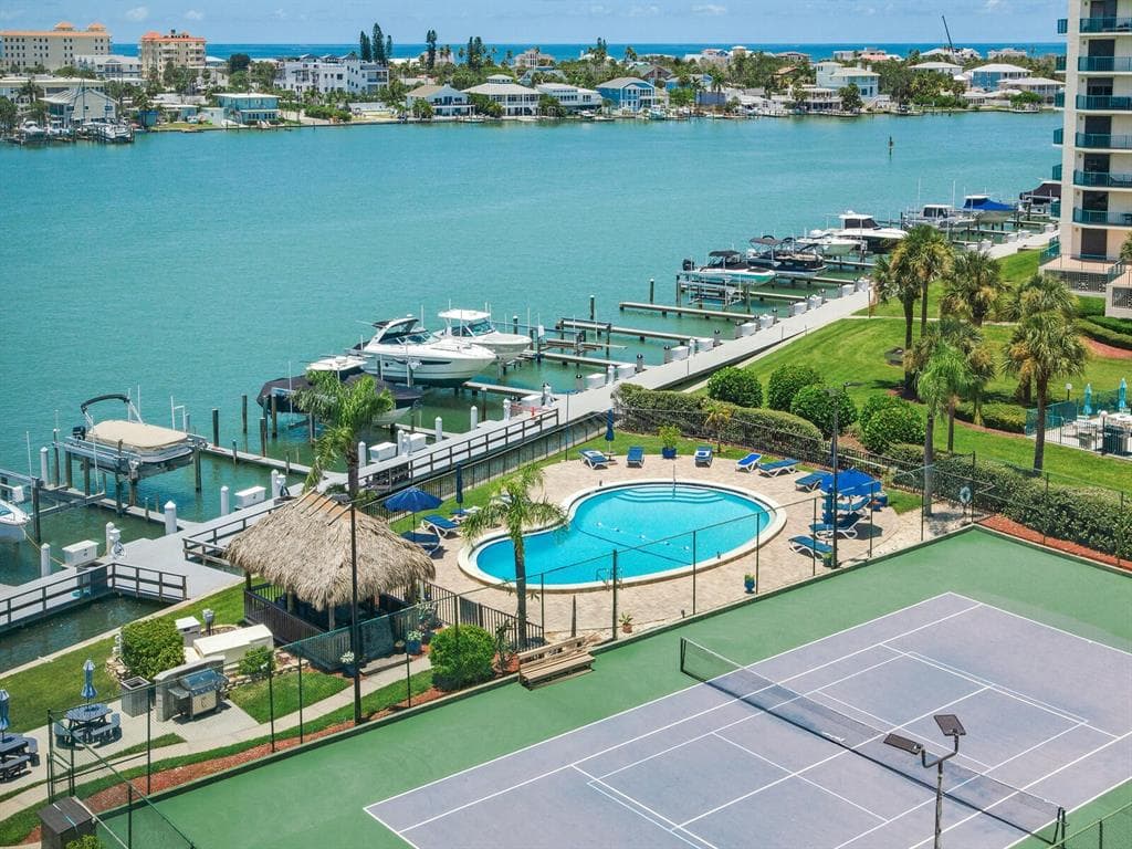 660 ISLAND WAY UNIT 703 CLEARWATER BEACH, FL 33767