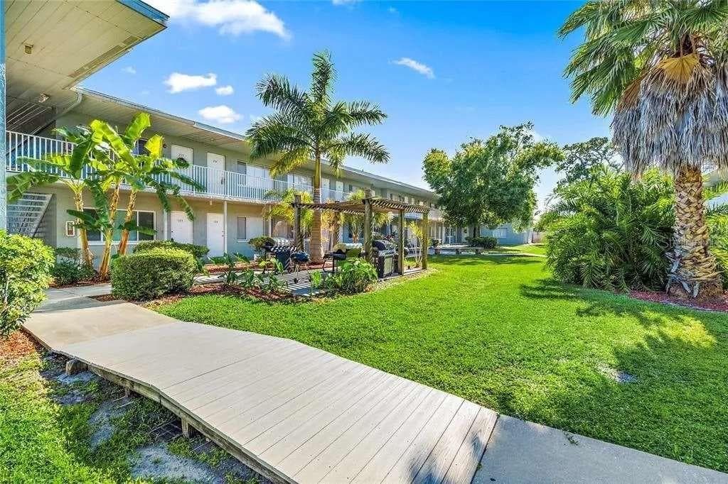 379 47TH AVENUE N UNIT 103 ST PETERSBURG, FL 33703