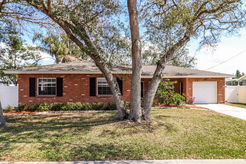 4813 BAY CREST DRIVE TAMPA, FL 33615