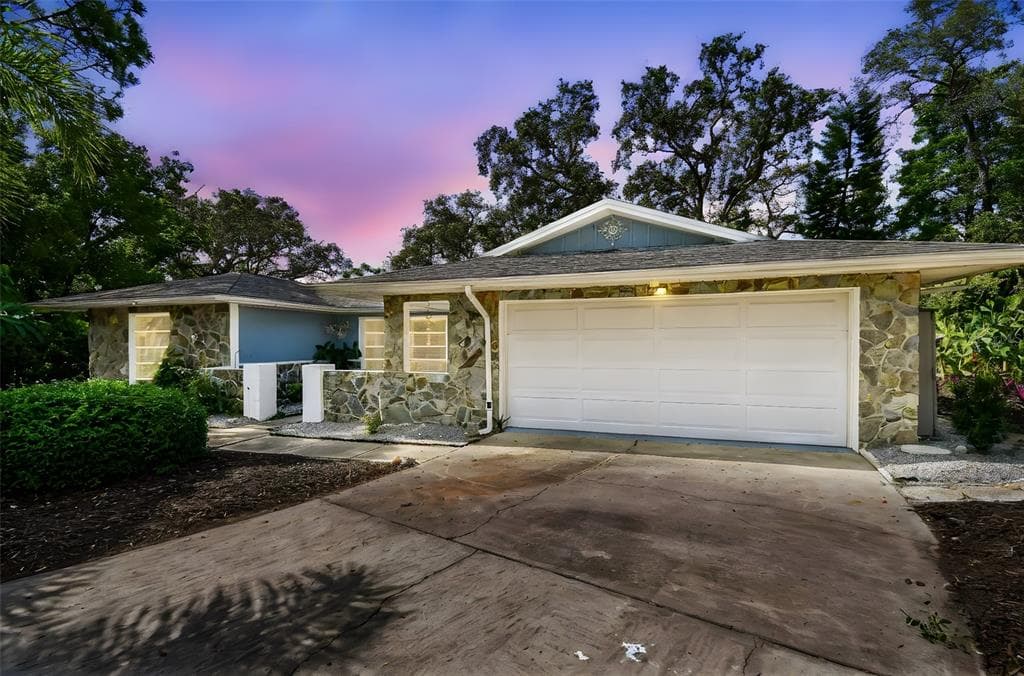 1392 BURNT OAK STREET TARPON SPRINGS, FL 34689