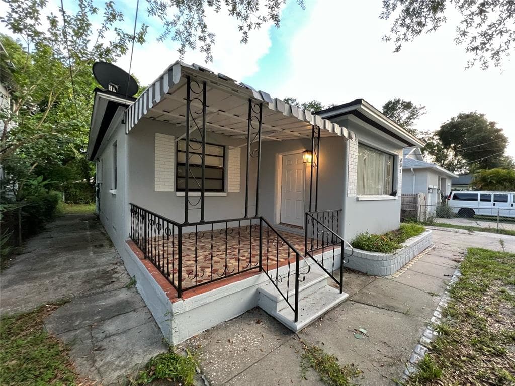 801 E LAKE AVENUE TAMPA, FL 33603