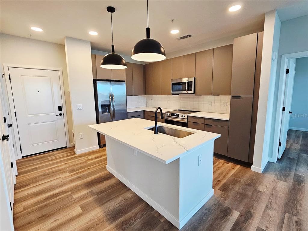 10215 ESTUARY LAKES DRIVE UNIT 120 TAMPA, FL 33619
