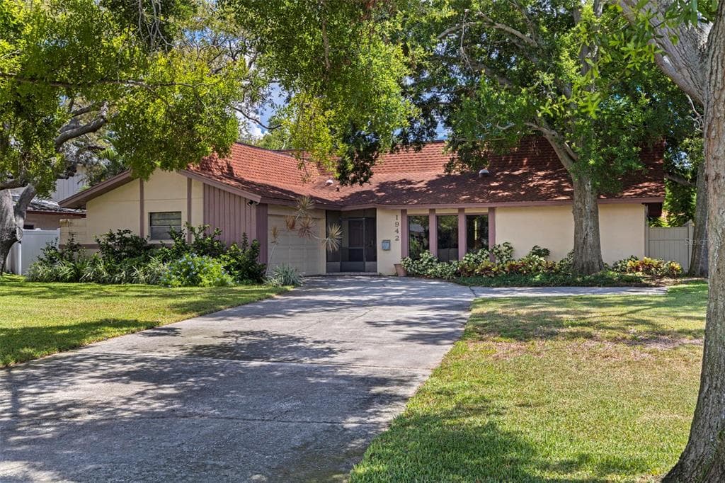 1942 PINELLAS POINT DRIVE S ST PETERSBURG, FL 33712