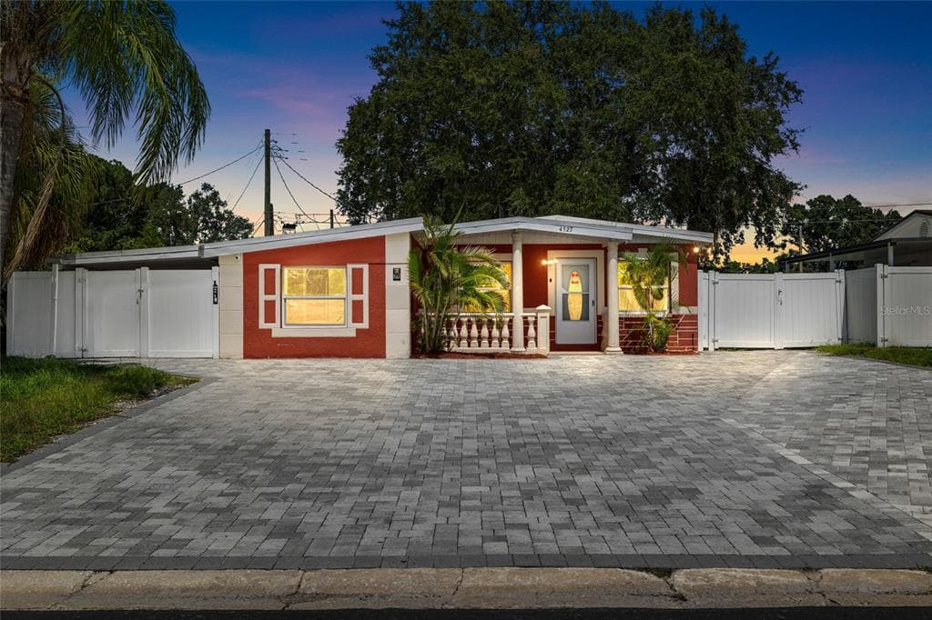 4527 FOUNTAINBLEAU RD TAMPA, FL 33634