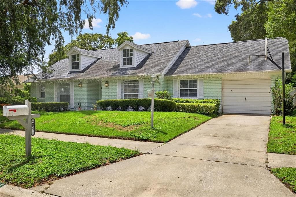 2541 LAKE ELLEN CIRCLE TAMPA, FL 33618