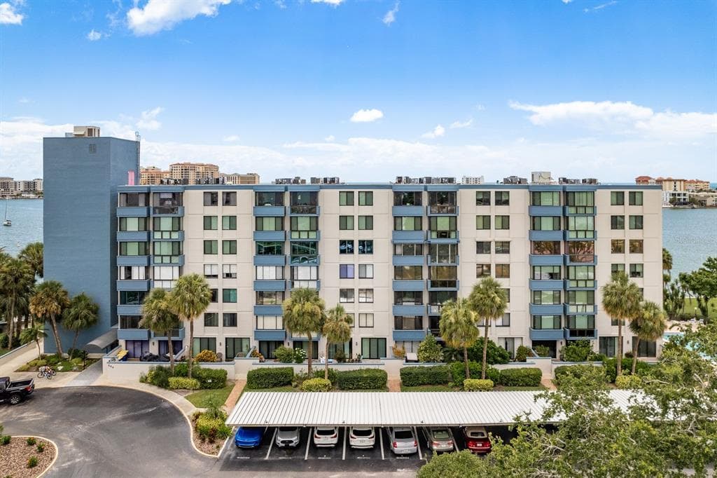 644 ISLAND WAY UNIT 702 CLEARWATER BEACH, FL 33767