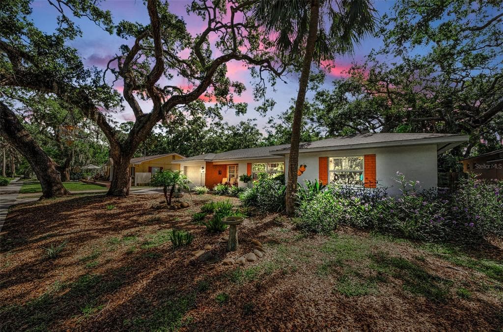 525 BROADWAY DUNEDIN, FL 34698