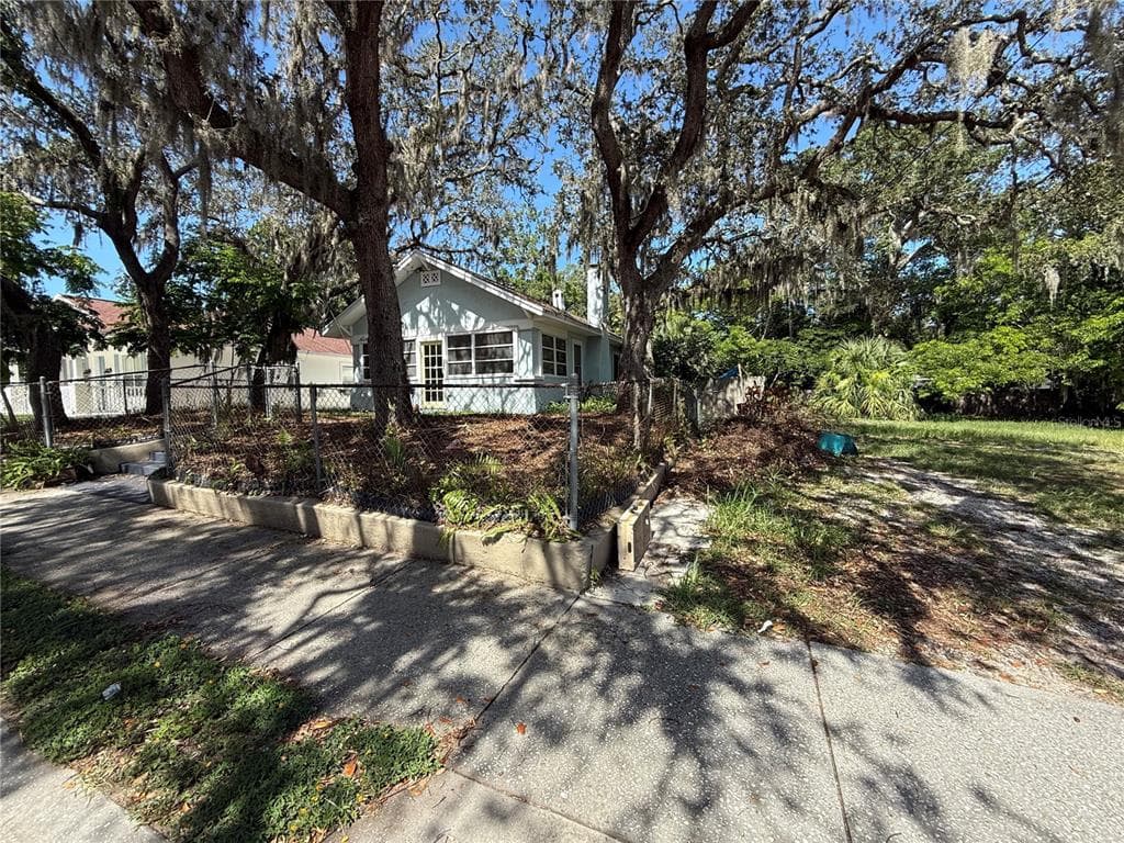 810 VIRGINIA AVENUE TARPON SPRINGS, FL 34689