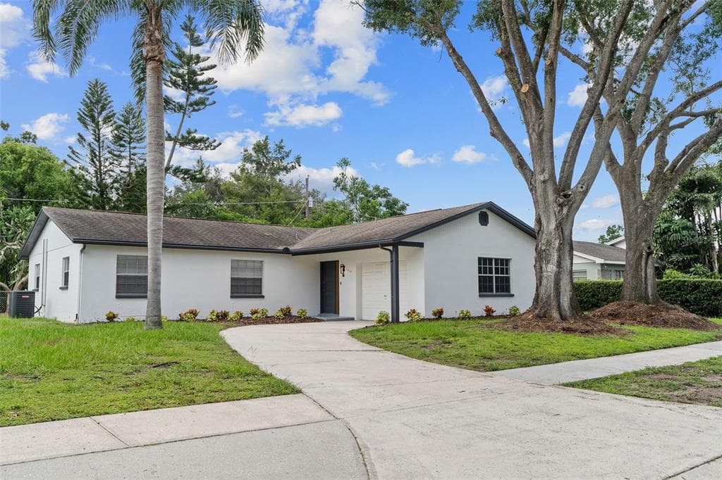 2512 LAKE ELLEN CIRCLE TAMPA, FL 33618