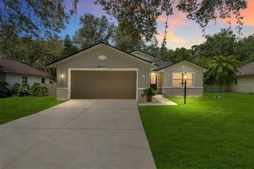 40001 PARKINSONIA ST LADY LAKE, FL 32159