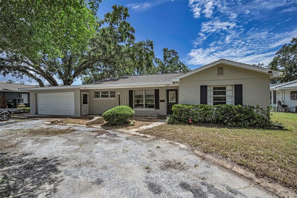 892 SEMINOLE BOULEVARD TARPON SPRINGS, FL 34689