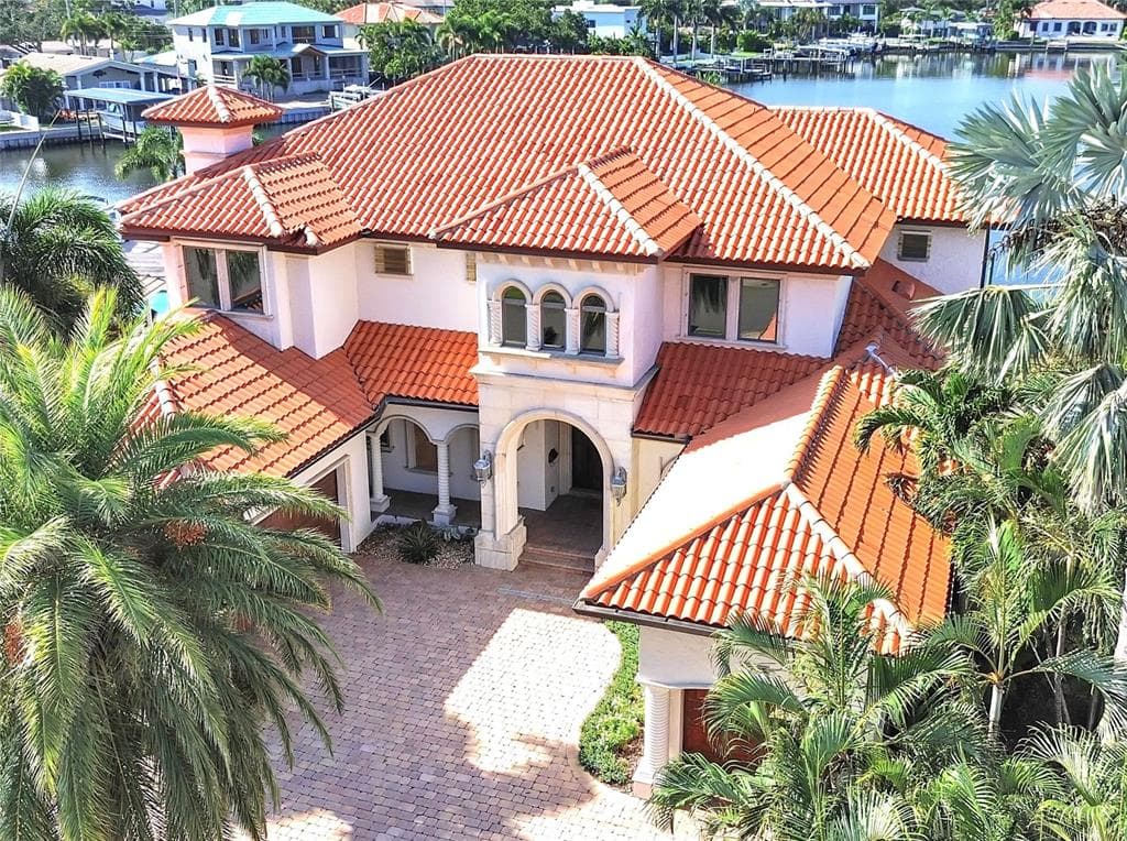 1097 EDEN ISLE DRIVE NE