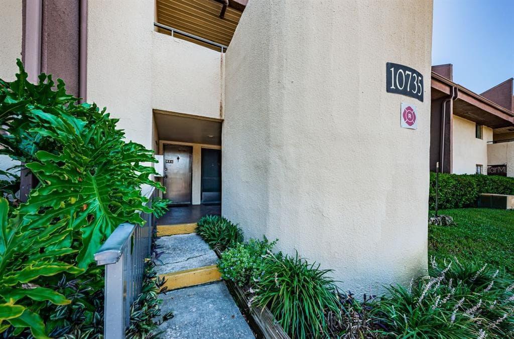10735 VILLAGE CLUB CIRCLE N UNIT 104 ST PETERSBURG, FL 33716