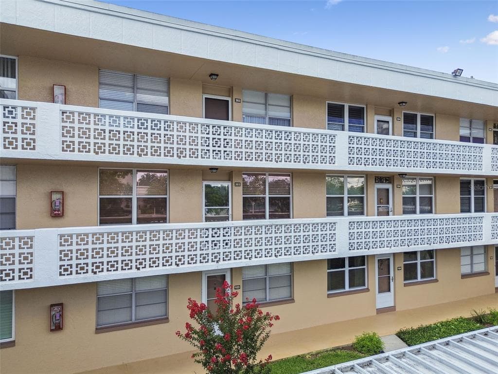 5095 BAY STREET NE UNIT 103 ST PETERSBURG, FL 33703
