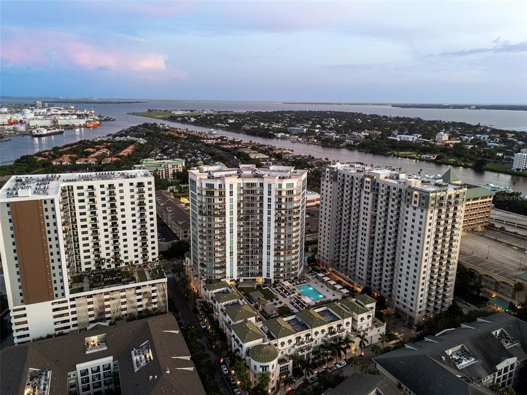 450 KNIGHTS RUN AVENUE UNIT 704 TAMPA, FL 33602