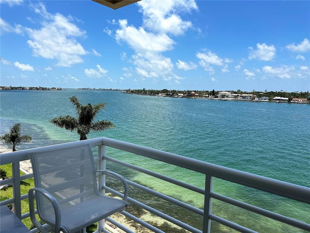 6083 BAHIA DEL MAR CIRCLE UNIT 557 ST PETERSBURG, FL 33715