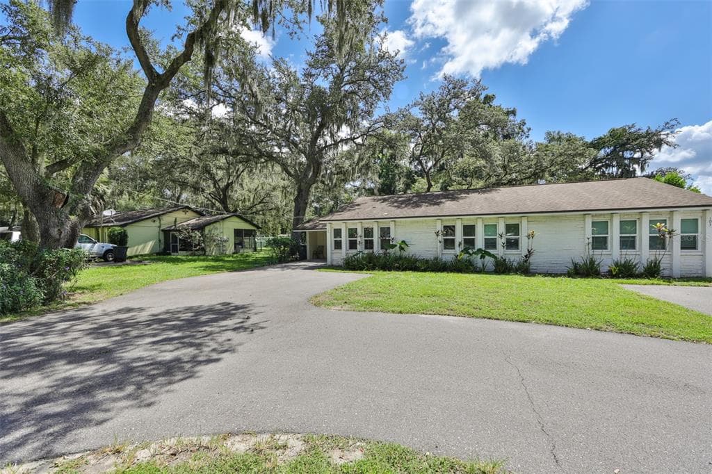 105 N KINGSWAY ROAD SEFFNER, FL 33584