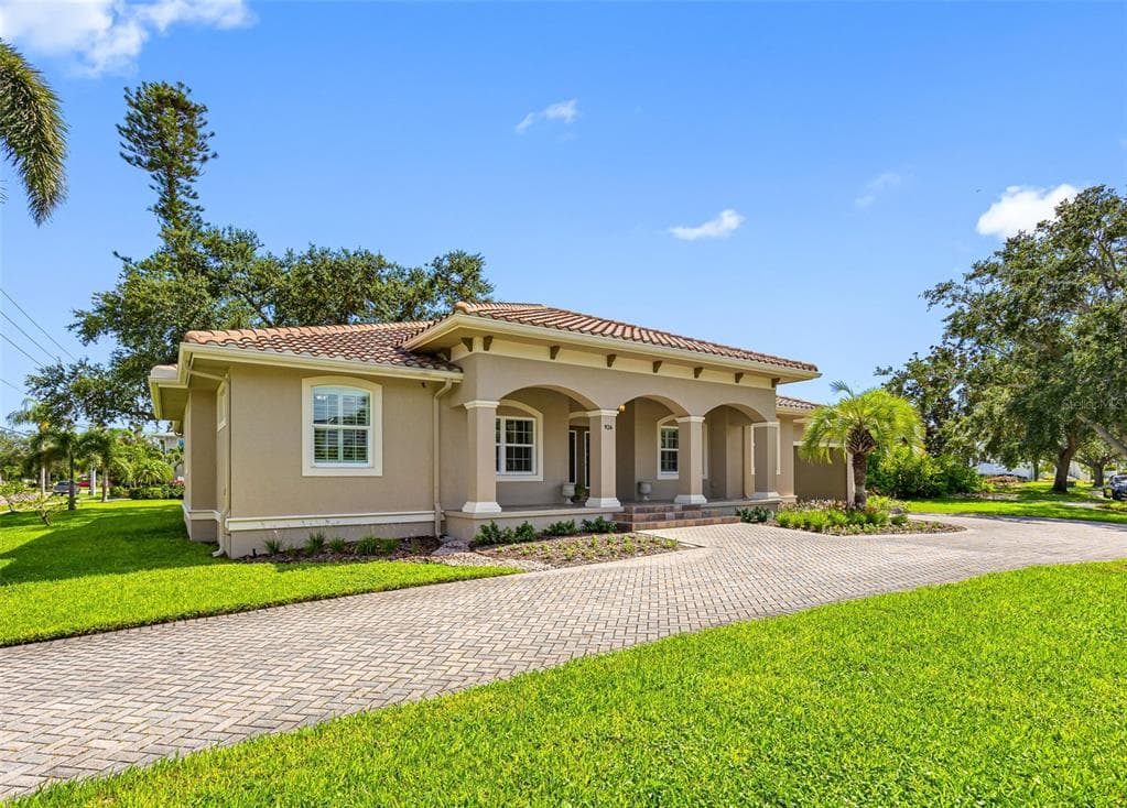 926 CORDOVA BOULEVARD NE ST PETERSBURG, FL 33704