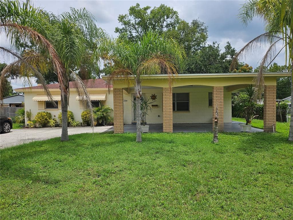 1304 N CRYSTAL TERRACE PLANT CITY, FL 33563