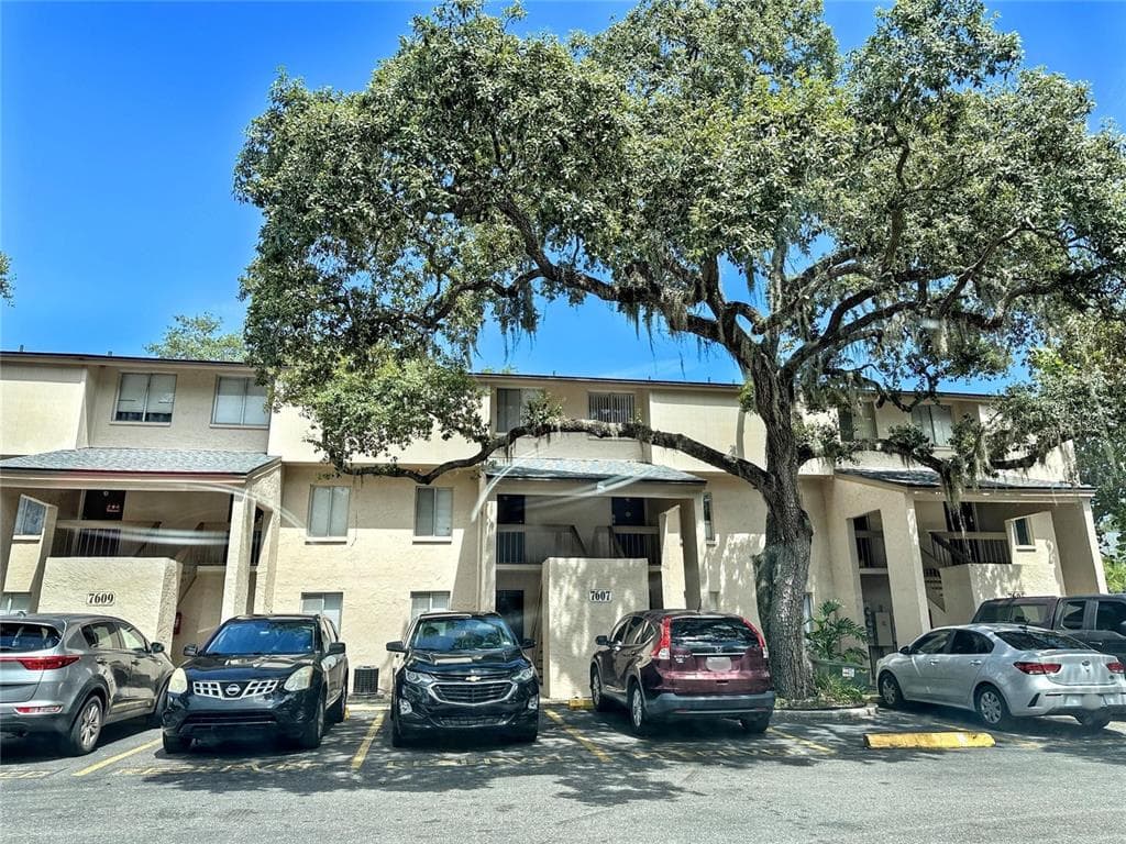 7607 ABBEY LANE UNIT 2 TAMPA, FL 33617