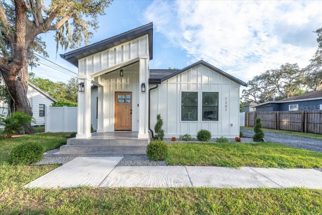1207 E CARACAS STREET TAMPA, FL 33603