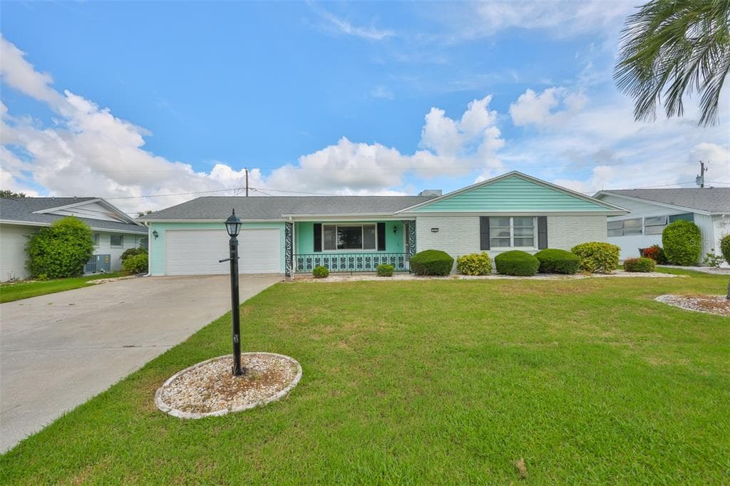 823 FOX HILLS DRIVE SUN CITY CENTER, FL 33573