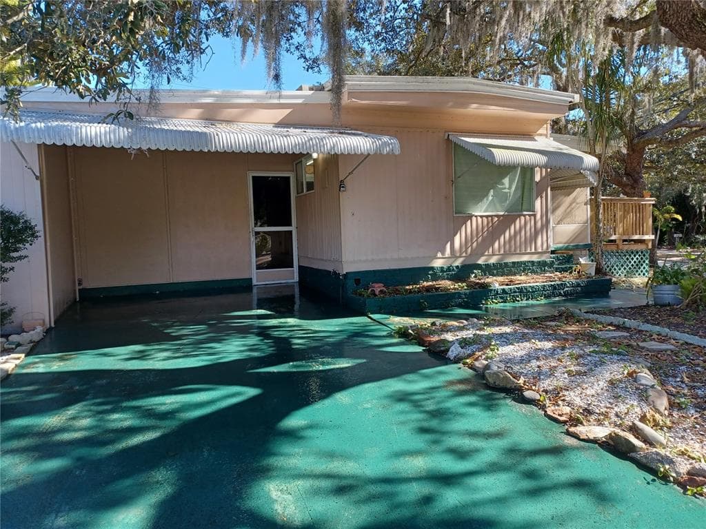 1223 LIVE OAK PARKWAY TARPON SPRINGS, FL 34689
