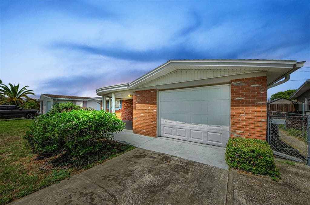 2135 ERIN DRIVE HOLIDAY, FL 34690