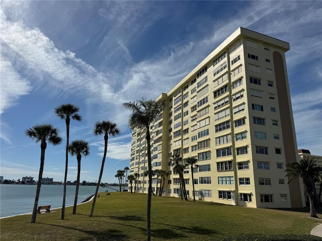 4775 COVE CIRCLE UNIT 403 ST PETERSBURG, FL 33708