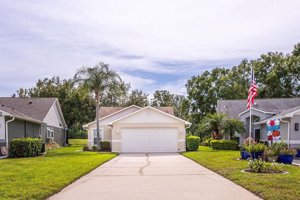 6431 GENTLE BEN CIRCLE WESLEY CHAPEL, FL 33544