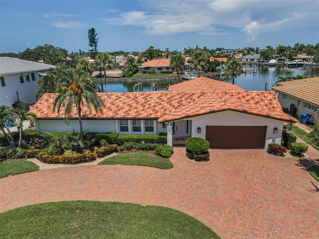 2057 KANSAS AVENUE NE ST PETERSBURG, FL 33703