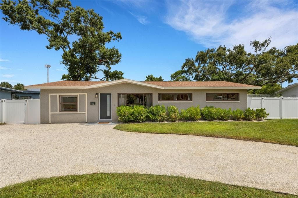 381 KINGFISH DRIVE SE ST PETERSBURG, FL 33705