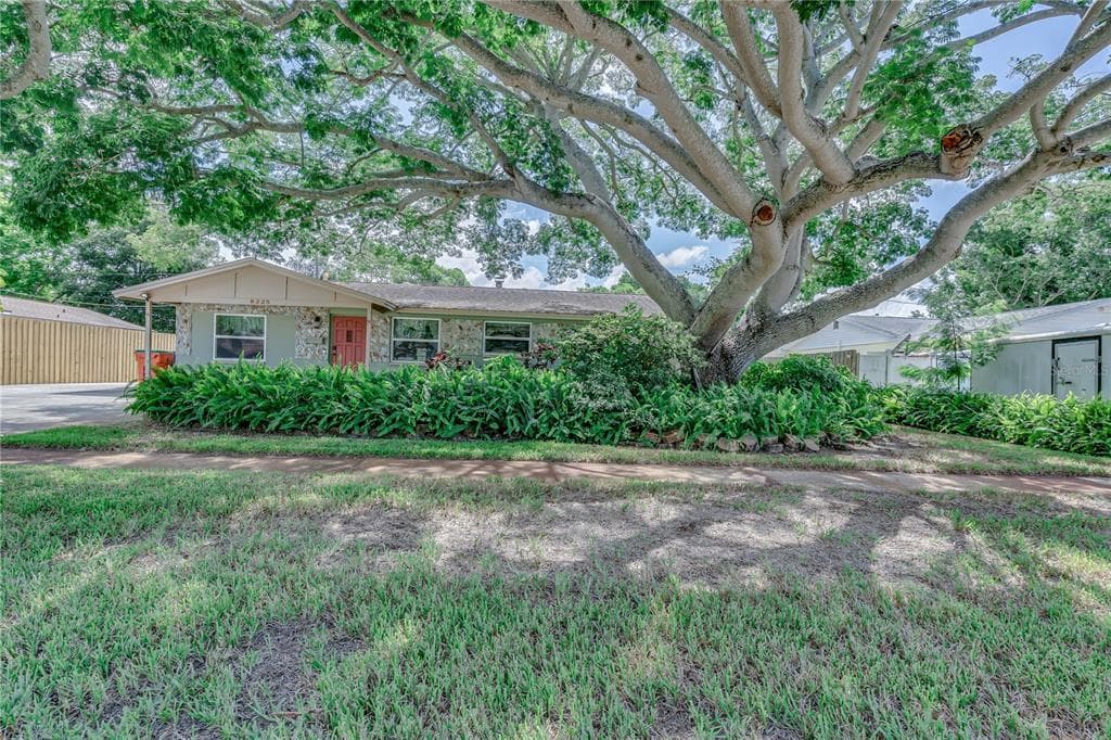 8225 LARK STREET SEMINOLE, FL 33777