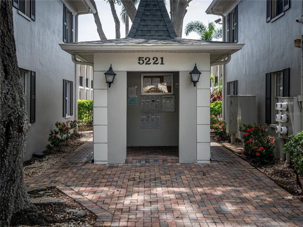 5221 BAYSHORE BOULEVARD UNIT 30 TAMPA, FL 33611