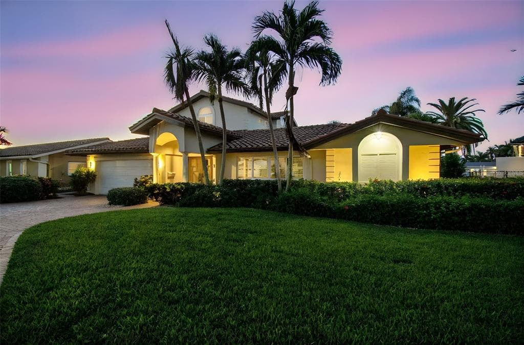 2085 MASSACHUSETTS AVENUE NE ST PETERSBURG, FL 33703