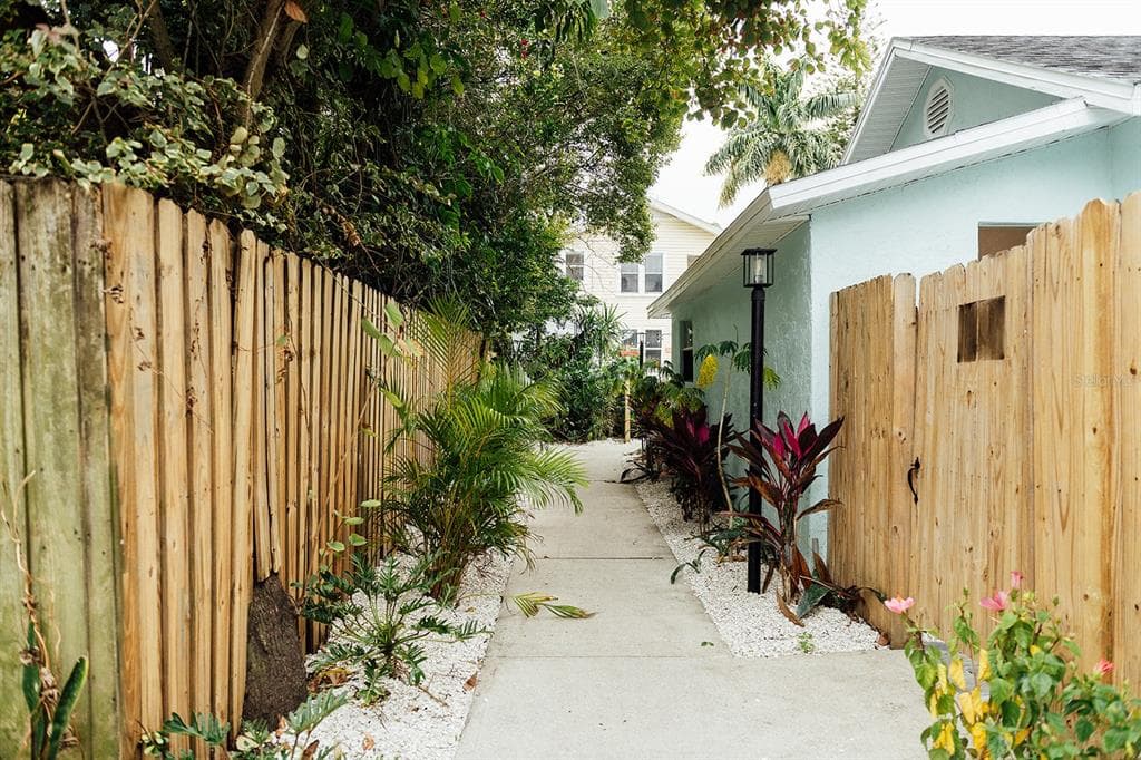 809 10TH AVENUE N UNIT 4 ST PETERSBURG, FL 33701