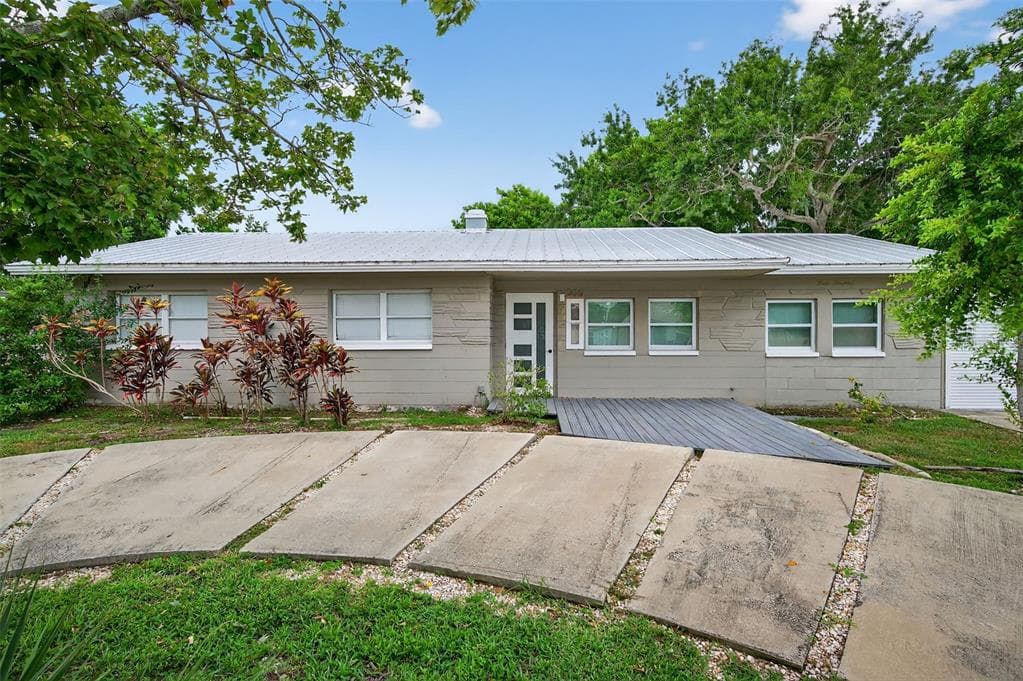 300 DAVISON AVENUE NE