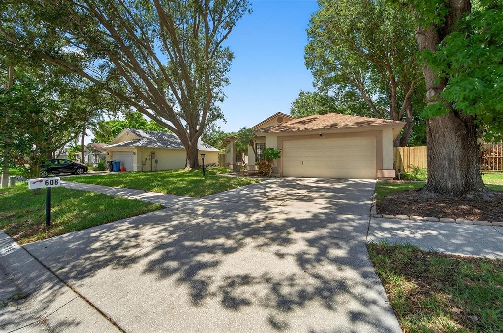 608 CHILT DRIVE BRANDON, FL 33510
